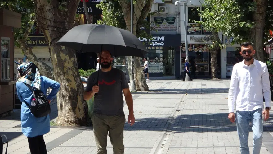 Hava sıcaklığı 33 dereceyi buldu, nem arttı! Şemsiyeli ve kartonlu önlem Hava sıcaklığı 33 dereceyi buldu, nem arttı! Şemsiyeli ve kartonlu önlem