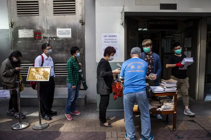 Hong Kong her vatandaşına 1300 dolar "hava parası" verecek 14