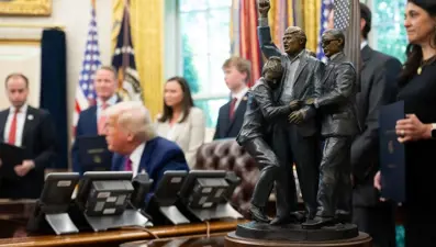 Trump Oval ofise kendi heykelini yerleştirdi: Daha büyüğü için bağış kampanyası başladı