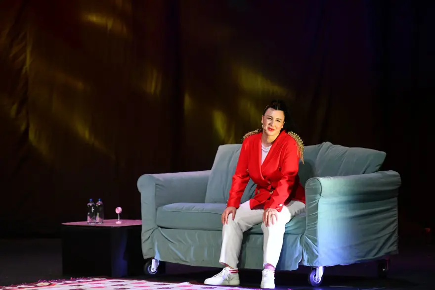 Harbiye'de ilk kez bir kadın komedyen sahneye çıktı: Yasemin Sakallıoğlu’ndan Doğru Koca Nasıl Seçilir gösterisi 6 Harbiye'de ilk kez bir kadın komedyen sahneye çıktı: Yasemin Sakallıoğlu’ndan Doğru Koca Nasıl Seçilir gösterisi 6