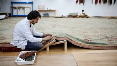 Dolmabahçe Sarayı'nın 119 yıllık halısı restore ediliyor