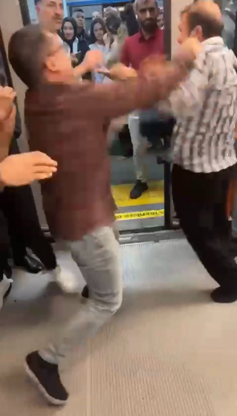 Metroda yumruk yumruğa kavga