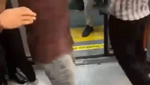 Metroda yumruk yumruğa kavga Metroda yumruk yumruğa kavga