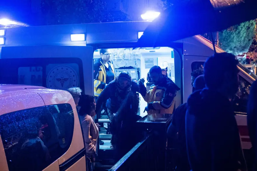 Kadıköy'de yangın paniği: 20 kişi dumandan etkilendi Kadıköy'de yangın paniği: 20 kişi dumandan etkilendi