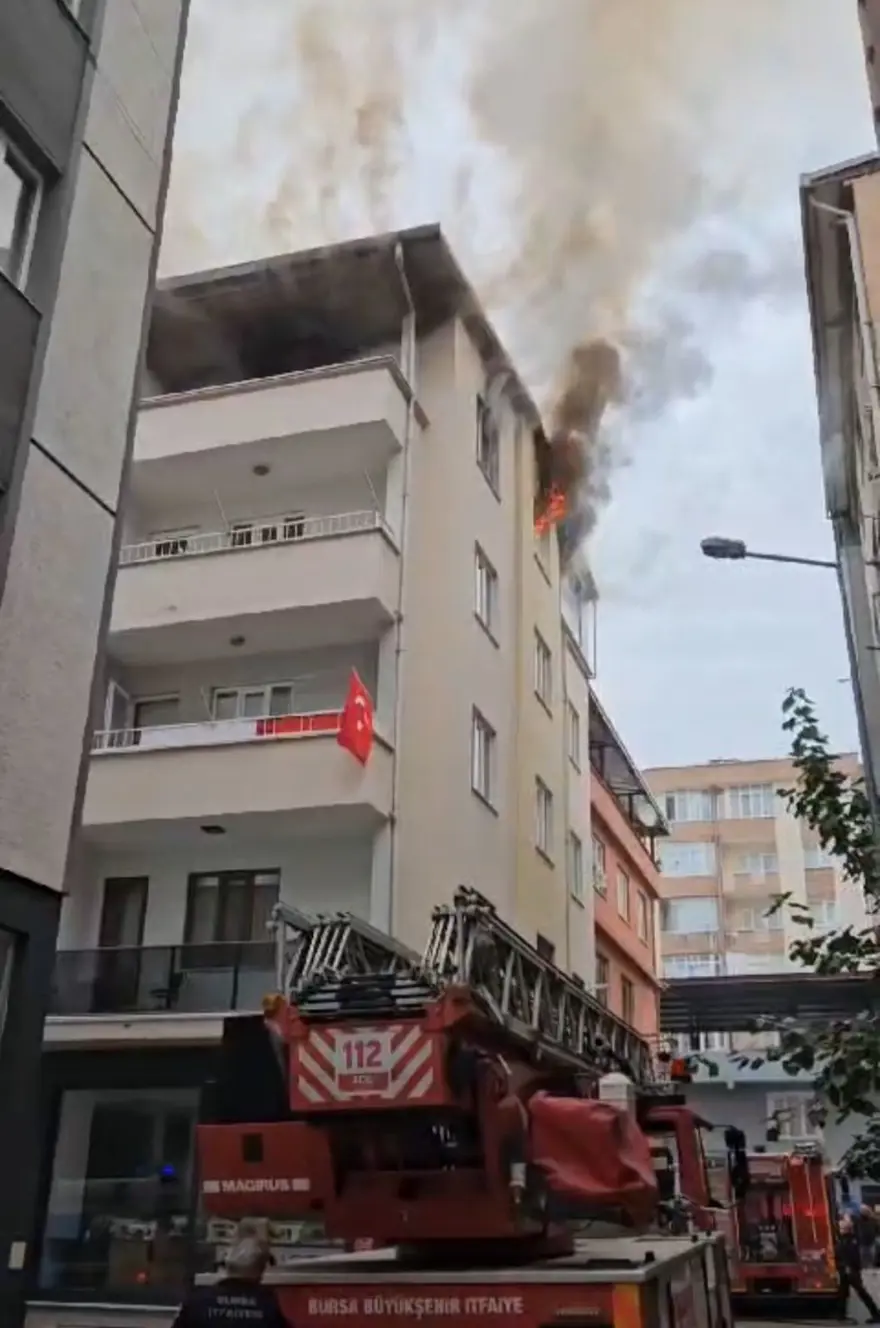 Sinir krizi geçirip, evi ateşe verdi 1 Sinir krizi geçirip, evi ateşe verdi 1