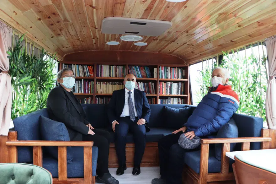 Emekli öğretmen harabe haldeki otobüsü kütüphaneye çevirdi 5