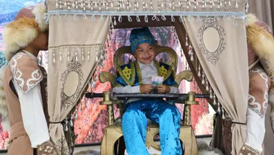 Kazakistan'da ilginç gelenek: Doğduğundan beri uzattığı saçları merasimle kesildi