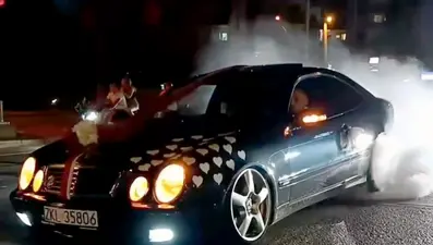 Tepki çeken düğün konvoyu: Yolu kapattı, lastik yaktı