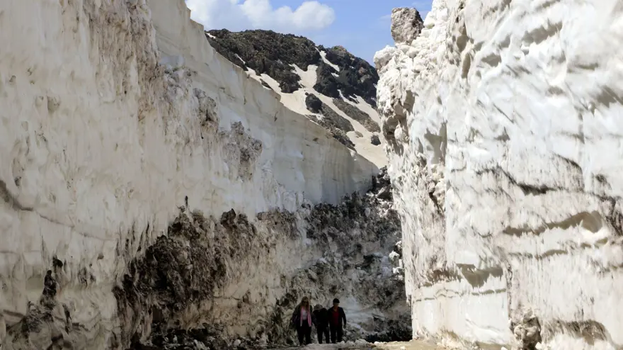 Yüksekova'da, mayıs sonu 8 metrelik karla mücadele 9