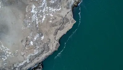 Konya Acıgöl'de kuraklık nedeniyle derin yarıklar oluştu