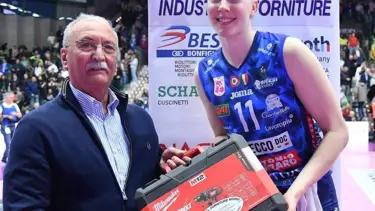 Yıldız voleybolcuya Isabelle Haak'a hediye matkap