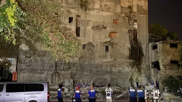 Beyoğlu'nda metruk binada çökme meydana geldi