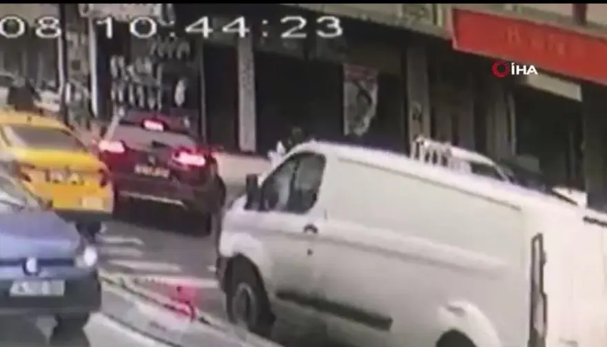 İstanbul’da akıl almaz olay: Sevgilisinin eski eşindenkaçarken 4’üncü kattan çocuğun üstüne düştü 1