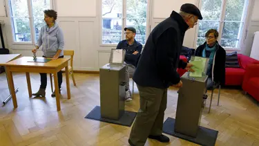 İsviçre'de sandıktan aşırı sağ parti çıktı