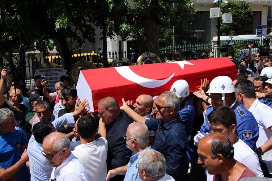 Cüneyt Arkın'ı binlerce kişi gözyaşlarıyla uğurladı 16 Cüneyt Arkın'ı binlerce kişi gözyaşlarıyla uğurladı 16