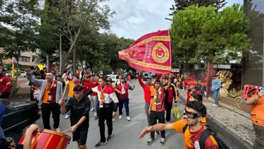 Galatasaray taraftarı derbi öncesi Metin Oktay Tesisleri'nde toplandı