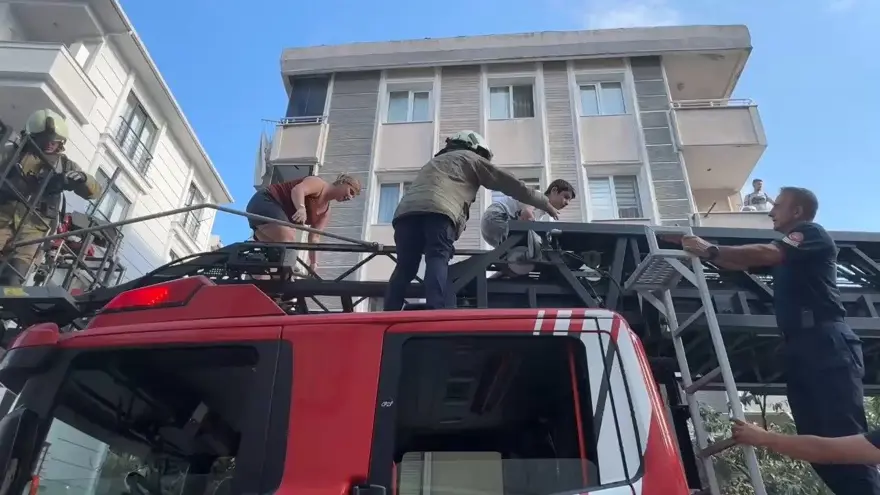 Avcılar'da yangın paniği: Bir aile mahsur kaldı 10