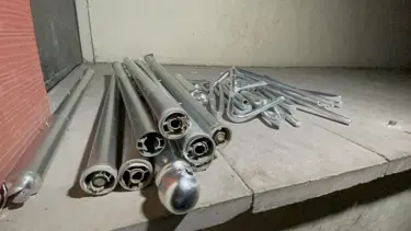 Okulun demir korkuluklarını çalarken yakalandılar