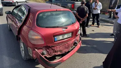 Otomobille motosiklet çarpıştı, iki kişi yaralandı