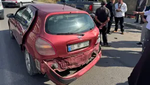 Otomobille motosiklet çarpıştı, iki kişi yaralandı