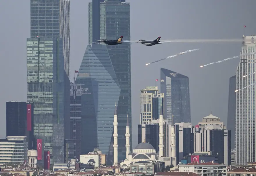 Türk Yıldızları ve SOLOTÜRK 100. yıl için İstanbul semalarında 19