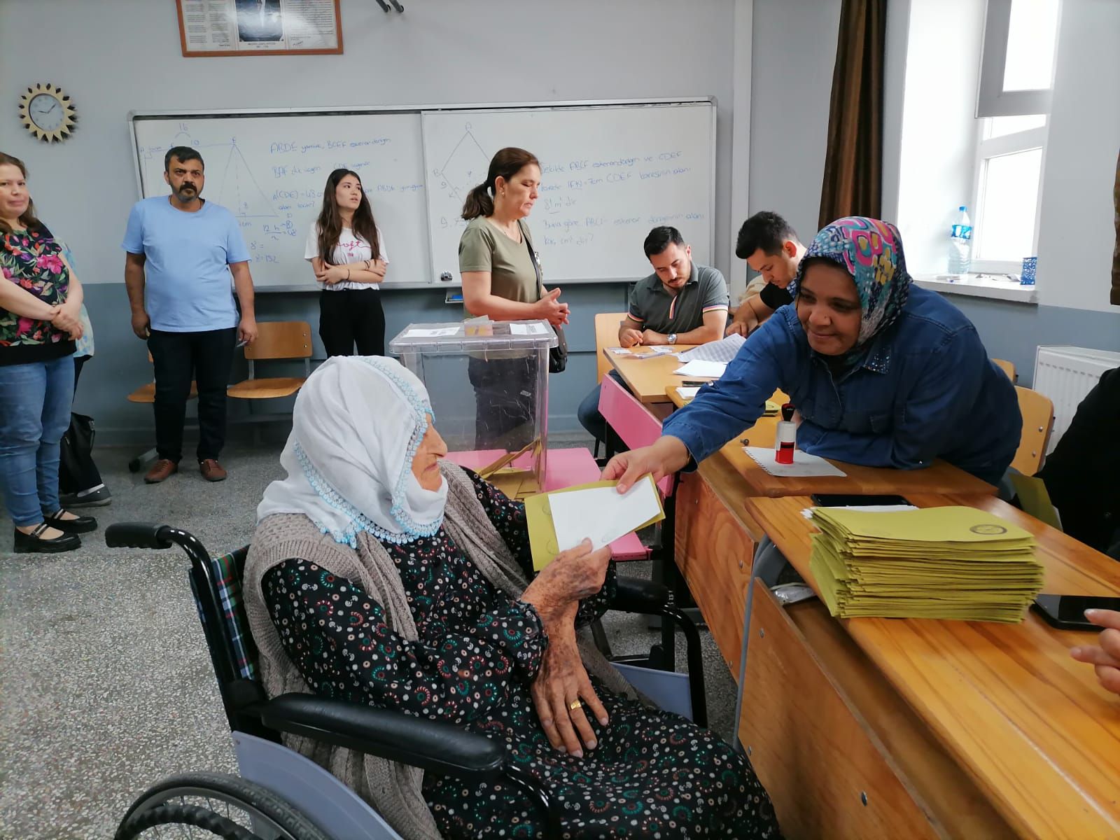 101 yaşında sandığa gidip oyunu kullandı