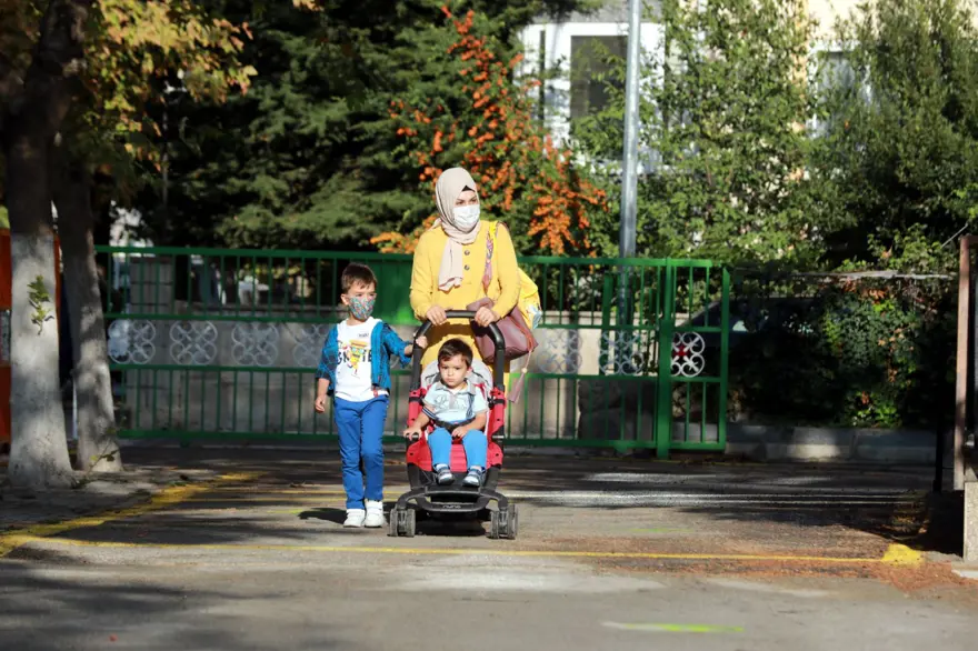 Yüz yüze eğitim anasınıfı ve ilkokul 1'inci sınıflarda başladı 25