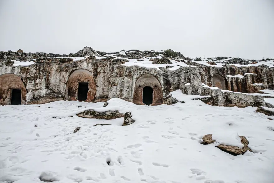Hatay'da Gelinler Dağı Nekropol Alanı beyaza büründü 1