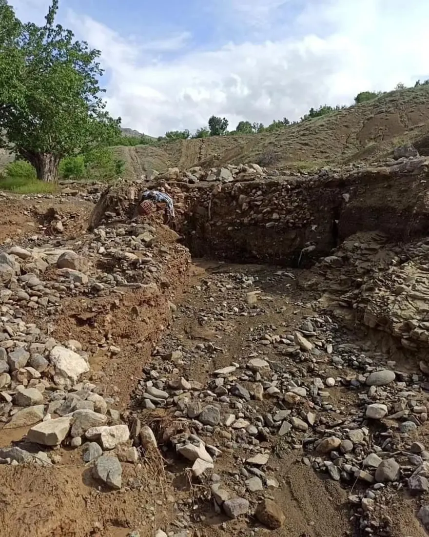 Elazığ'da sağanak sonrası köy yolu çöktü 