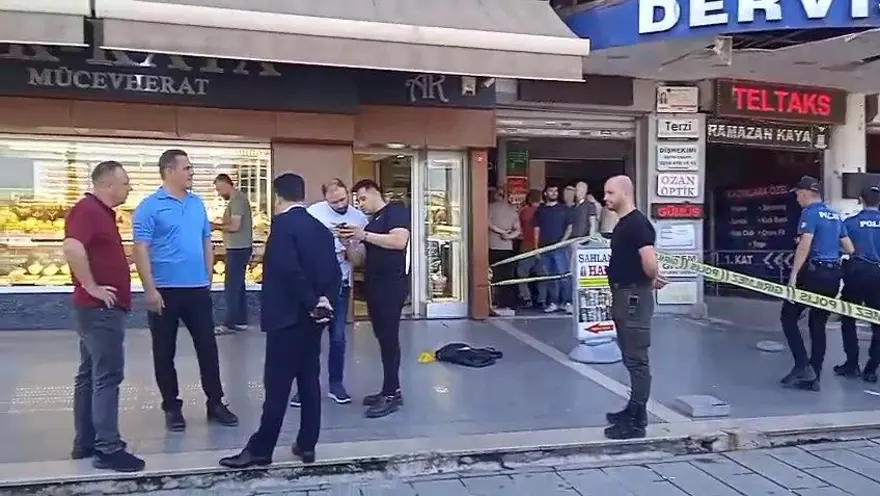 İstanbul'un göbeğinde silahlı soygun girişimi: Silahlar patladı 2