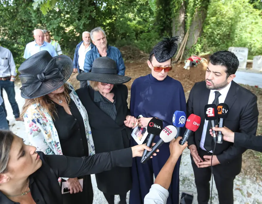 Korhan Berzeg için cenaze töreni: Kemikleri toprağa verildi 4