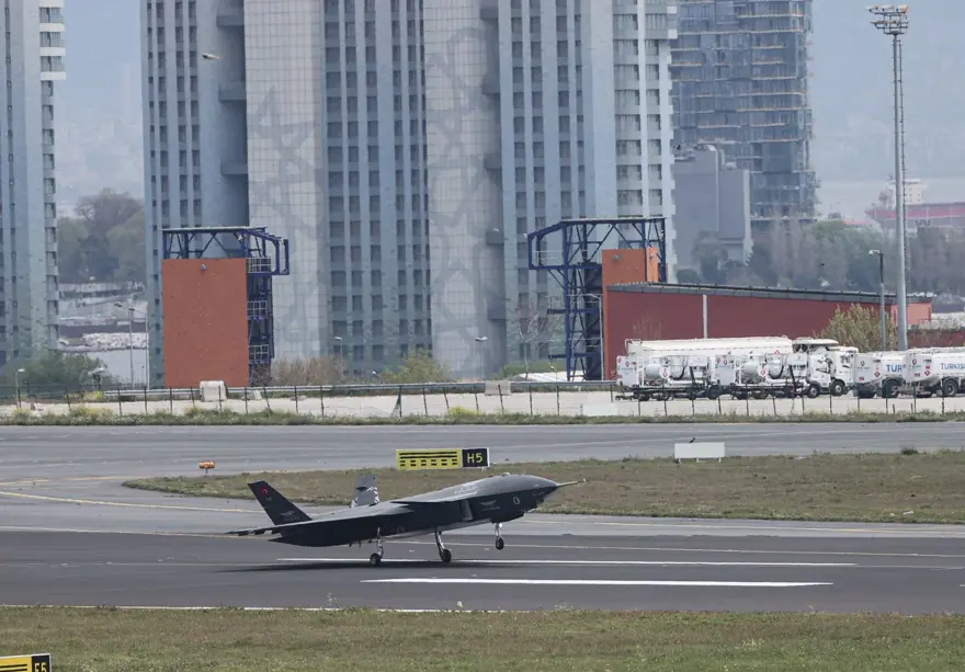 Kızılelma, TEKNOFEST'e katılmak için Atatürk Havalimanı'nda 11 Kızılelma, TEKNOFEST'e katılmak için Atatürk Havalimanı'nda 11