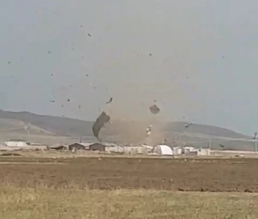 Hortum 4 ahırın çatısını uçurdu 