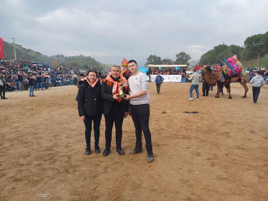 Pehlivan develer arenada kozlarını paylaştı 2
