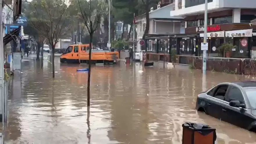 İzmir'i sağanak vurdu | Dikili'de okullar tatil edildi 5 İzmir'i sağanak vurdu | Dikili'de okullar tatil edildi 5