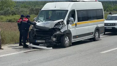 Öğrencileri taşıyan servis araçları çarpıştı: 9 yaralı