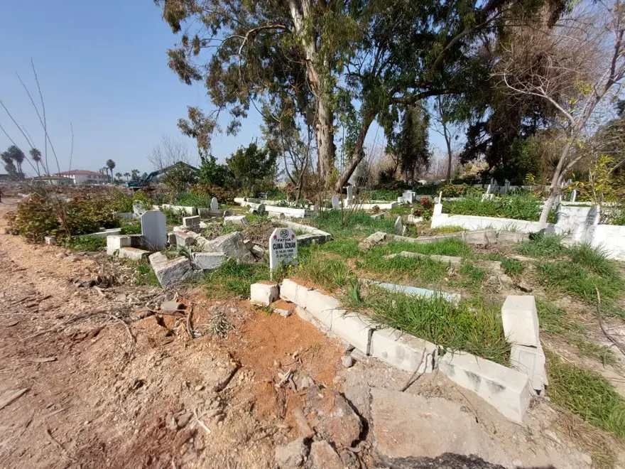 Deprem sonrası 50 mezar kayboldu iddiası 1
