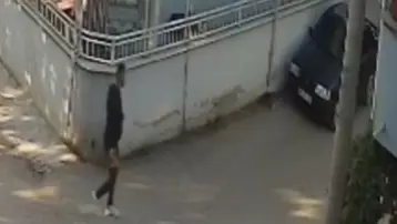 Tartıştığı kişinin otomobilini ateşi verdi