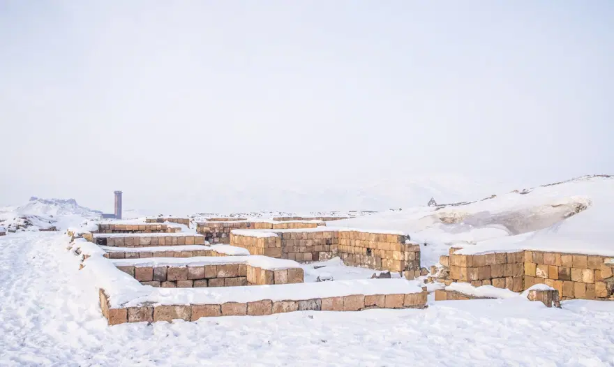 Beyaza bürünen Ani Antik Kenti masalsı güzelliğiyle yerli ve yabancı turistleri ağırlıyor 7 Beyaza bürünen Ani Antik Kenti masalsı güzelliğiyle yerli ve yabancı turistleri ağırlıyor 7