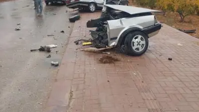 Direğe çarpan otomobil ikiye bölündü, sürücü yaralandı