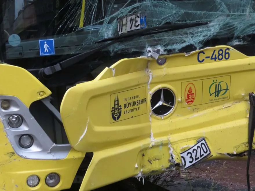 İETT otobüsü park halindeki 5 araca çarptı 1