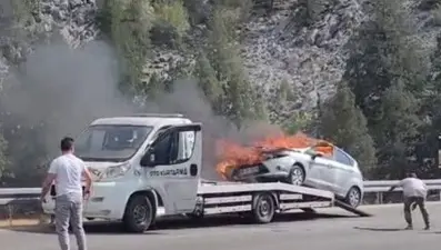 Çekici üzerindeki otomobil alev aldı