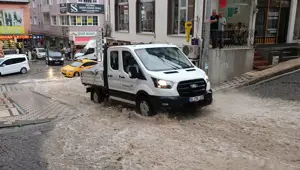 10 dakika süren sağanak su baskınlarına neden oldu