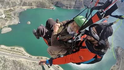 Erzurum'da ilçeye turist çekmek isteyen 64 yaşındaki adam paraşütle atladı