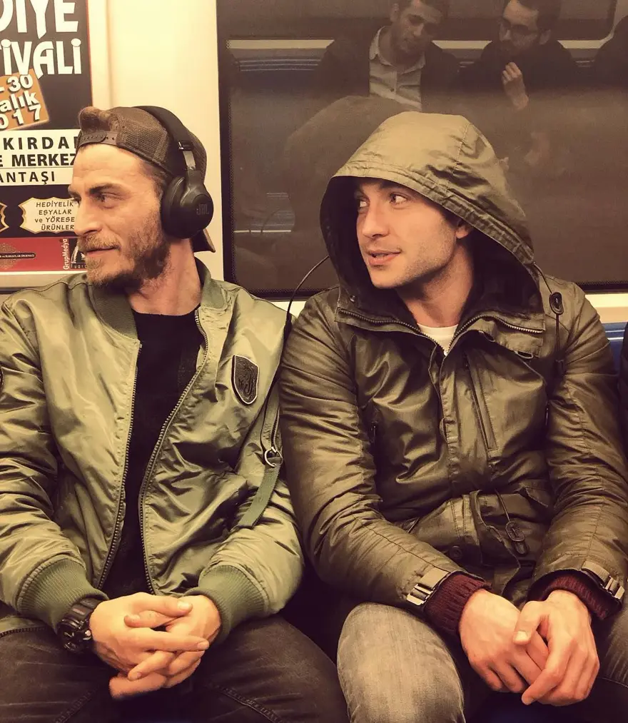 Oyuncu Merve Boluğur otobüste (Toplu taşıma kullanan ünlüler) 61