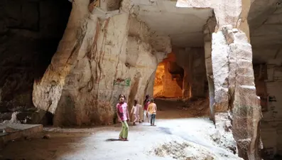 Tarihi Bazda Mağaraları'nın duvarları yazı tahtasına döndü