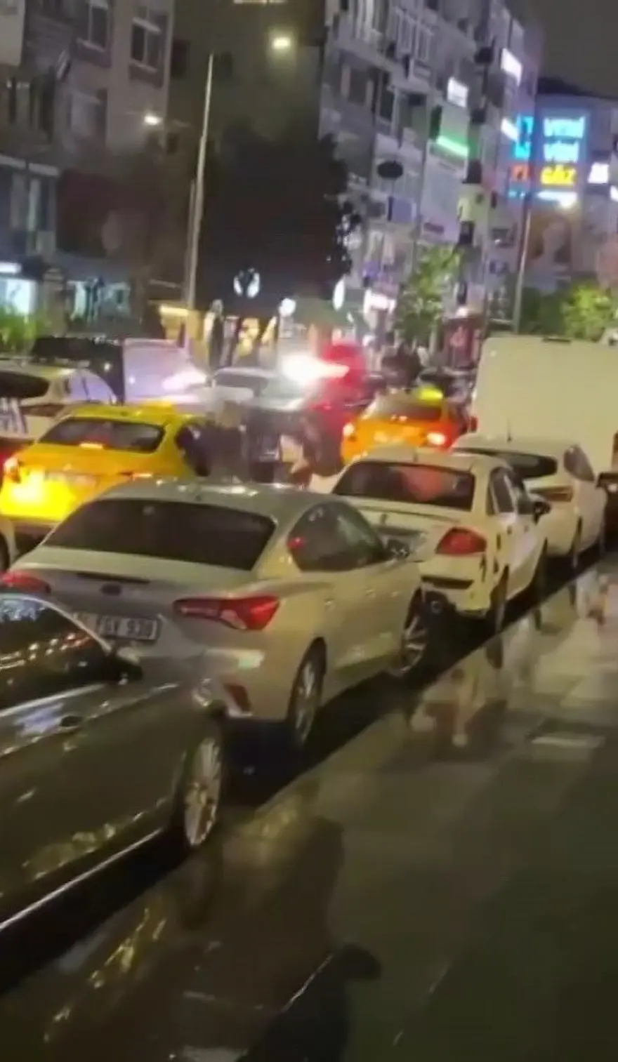 Bakırköy’de AVM önünde silahlı saldırı: Taksiden indiği andaateş açıldı 1 Bakırköy’de AVM önünde silahlı saldırı: Taksiden indiği andaateş açıldı 1