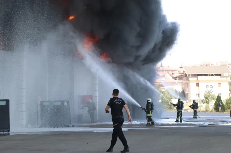 Denizli Emniyet Müdürlüğü'nün lojistik deposunda yangın 4