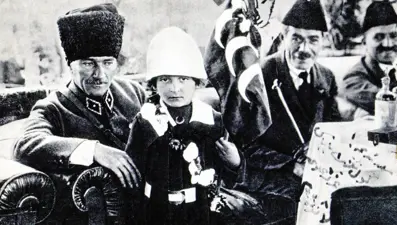 Unutulmaz fotoğrafın hikayesi: O şapkanın altında bir bayram doğdu