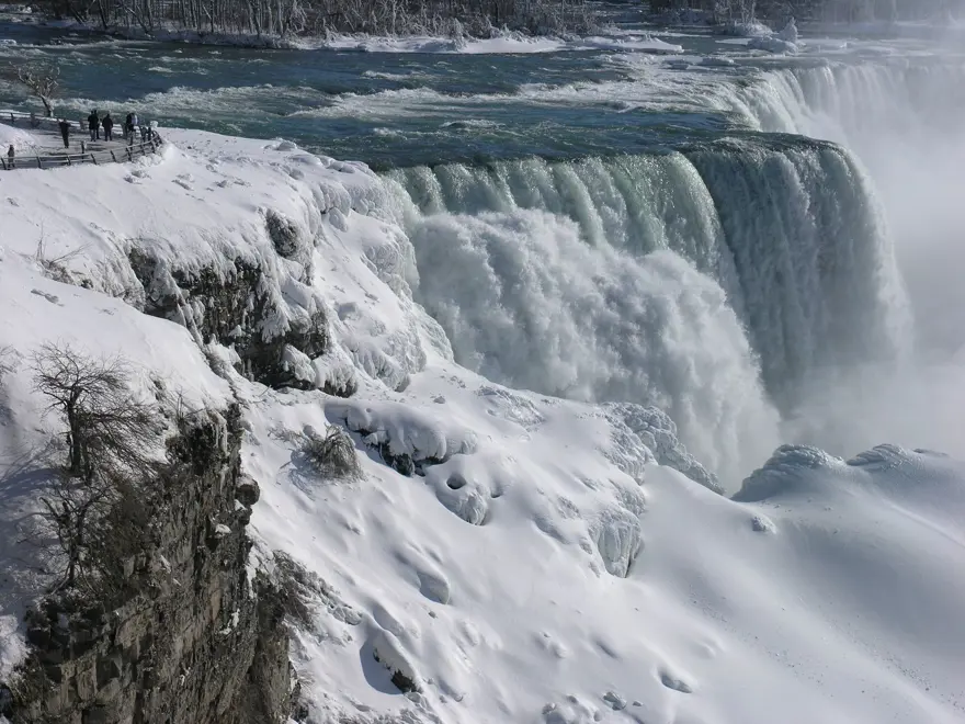 Niagara Şelalesi buzla kaplandı 